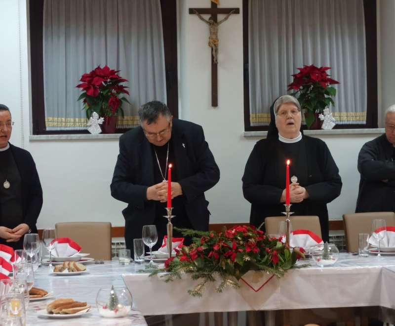 Božićna posjeta kardinala Vinka Puljića i Apostolskog Nuncija msgr. Luigija sestrama i djeci u SDE-u