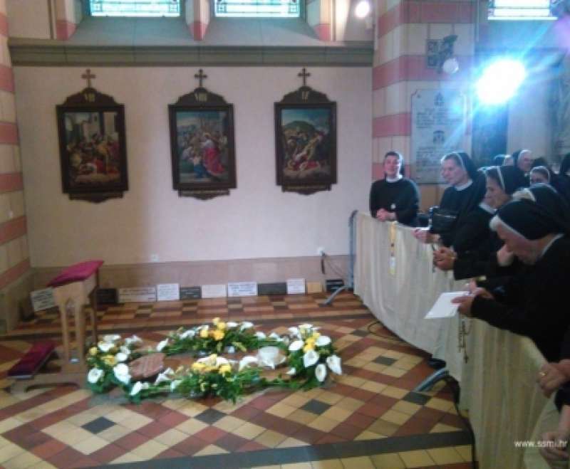 Služavke Maloga Isusa s papom Franjom na grobu Utemeljitelja