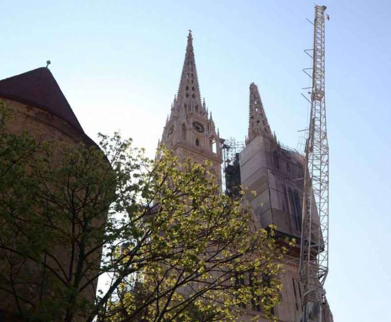 Uspješno odvojen vrh sjevernog tornja zagrebačke katedrale