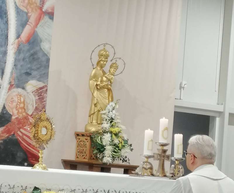 Slavopoj Bogu u šatoru na Kaptolu sa Služavkama Malog Isusa