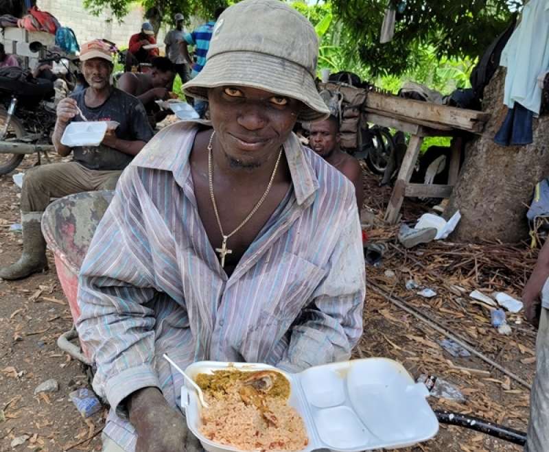 Izlijevanje krovne ploče na Kući Maloga Isusa na Haitiju