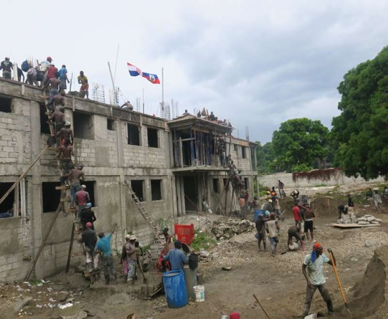 Izlijevanje krovne ploče na Kući Maloga Isusa na Haitiju