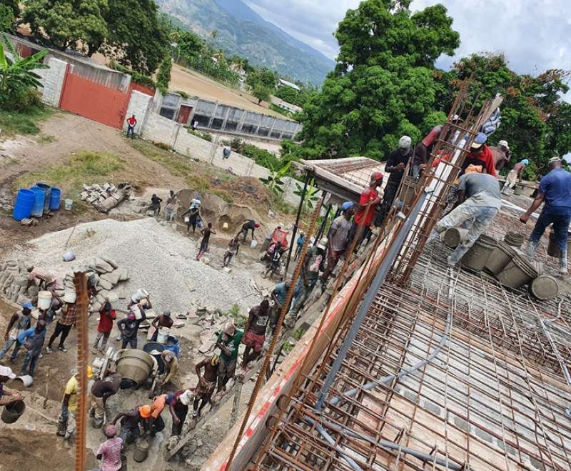 Izlijevanje krovne ploče na Kući Maloga Isusa na Haitiju