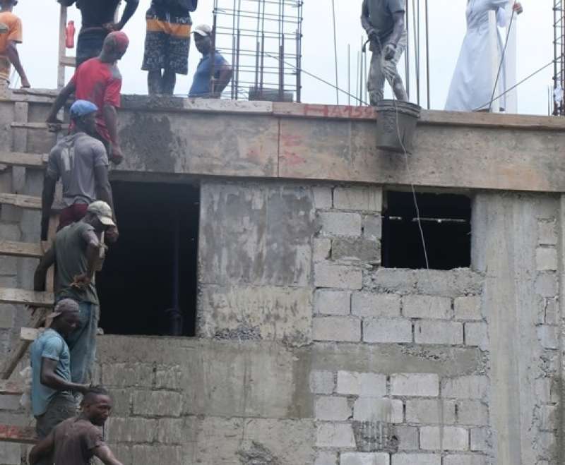 Izlijevanje krovne ploče na Kući Maloga Isusa na Haitiju