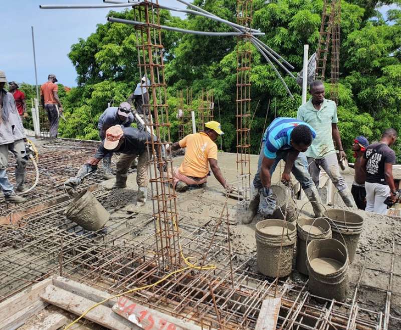 Izlijevanje krovne ploče na Kući Maloga Isusa na Haitiju