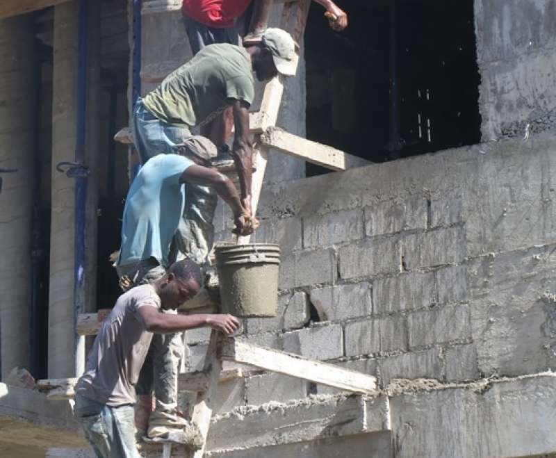 Izlijevanje krovne ploče na Kući Maloga Isusa na Haitiju