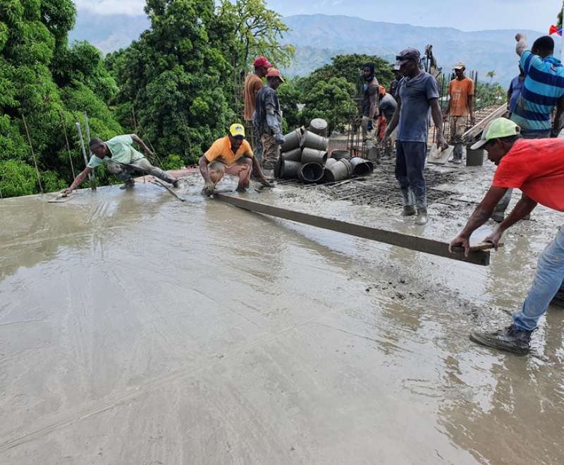Izlijevanje krovne ploče na Kući Maloga Isusa na Haitiju