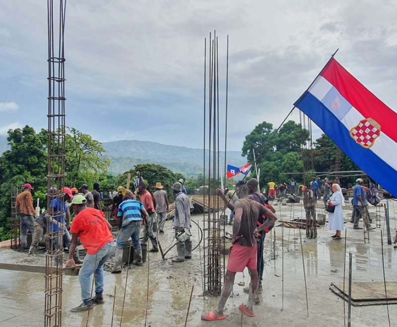Izlijevanje krovne ploče na Kući Maloga Isusa na Haitiju