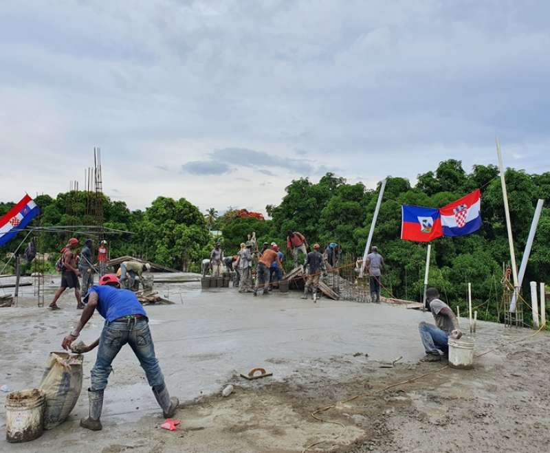 Izlijevanje krovne ploče na Kući Maloga Isusa na Haitiju