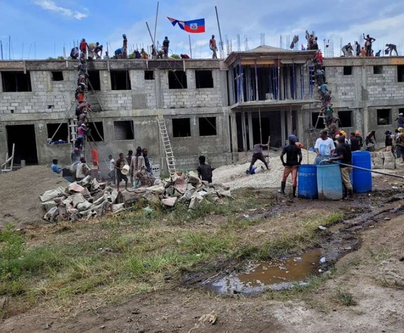 Izlijevanje krovne ploče na Kući Maloga Isusa na Haitiju
