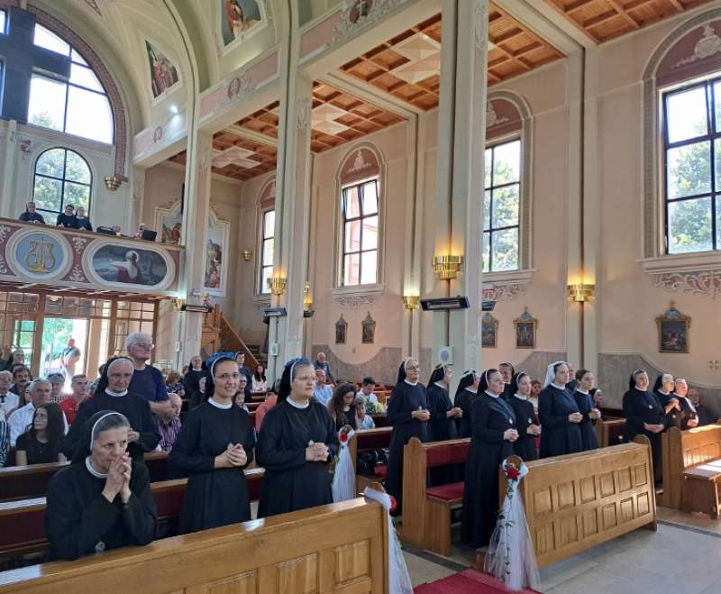 Slavlje redovničkih zavjeta Sestara SMI Sarajevske provincije u župi Imena Marijina u Gromiljaku