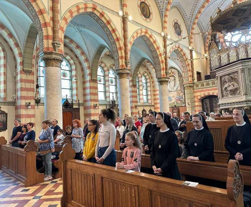 Hodočasnici iz Slavonskoga Broda na grobu sluge Božjega Josipa Stadlera