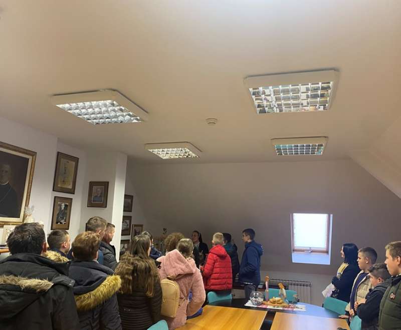 Zbor mladih i tamburaši župe Zapolje kod Nove Gradiške posjetili samostan i Stadlerov dječji „Egipat