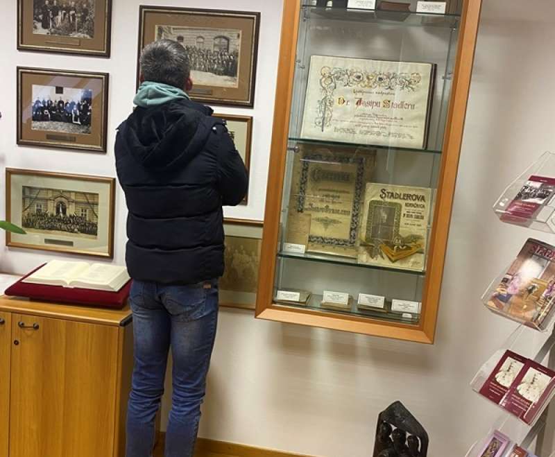 Zbor mladih i tamburaši župe Zapolje kod Nove Gradiške posjetili samostan i Stadlerov dječji „Egipat
