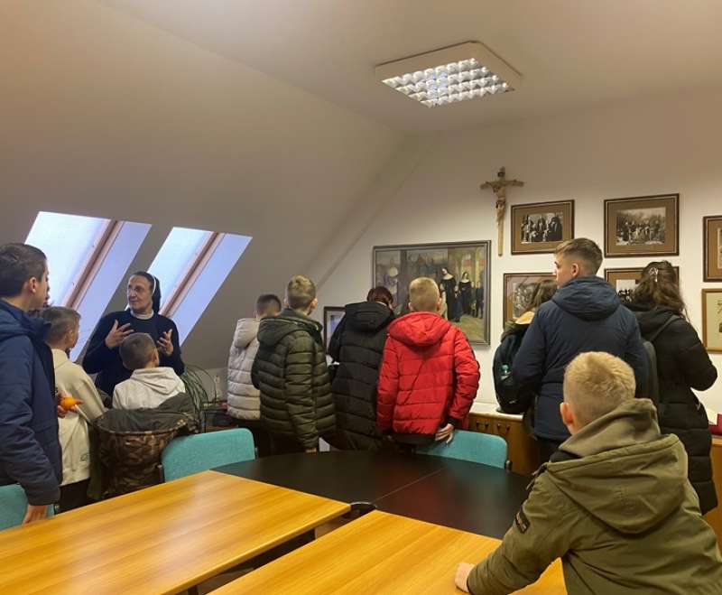 Zbor mladih i tamburaši župe Zapolje kod Nove Gradiške posjetili samostan i Stadlerov dječji „Egipat