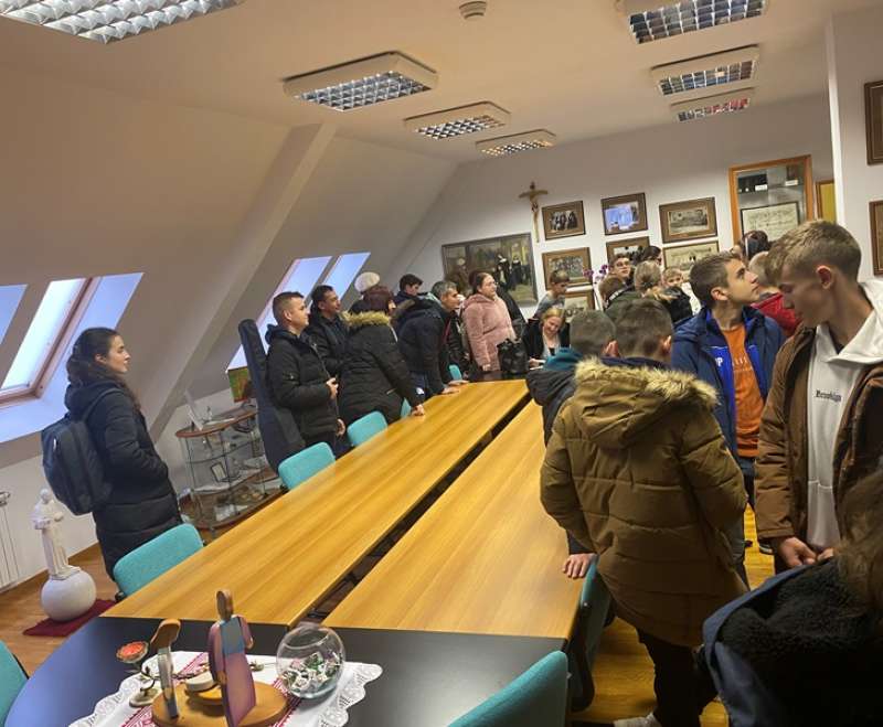 Zbor mladih i tamburaši župe Zapolje kod Nove Gradiške posjetili samostan i Stadlerov dječji „Egipat