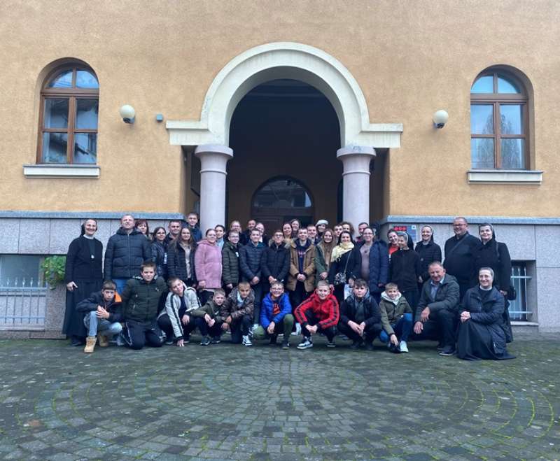 Zbor mladih i tamburaši župe Zapolje kod Nove Gradiške posjetili samostan i Stadlerov dječji „Egipat