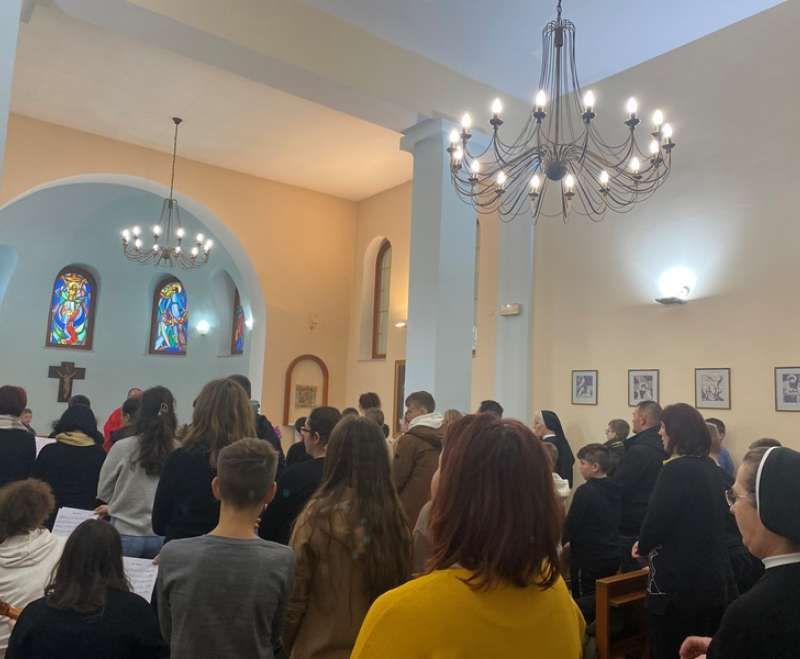 Zbor mladih i tamburaši župe Zapolje kod Nove Gradiške posjetili samostan i Stadlerov dječji „Egipat