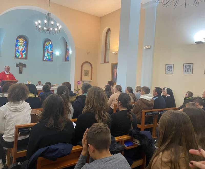 Zbor mladih i tamburaši župe Zapolje kod Nove Gradiške posjetili samostan i Stadlerov dječji „Egipat