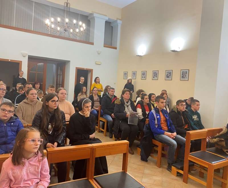 Zbor mladih i tamburaši župe Zapolje kod Nove Gradiške posjetili samostan i Stadlerov dječji „Egipat