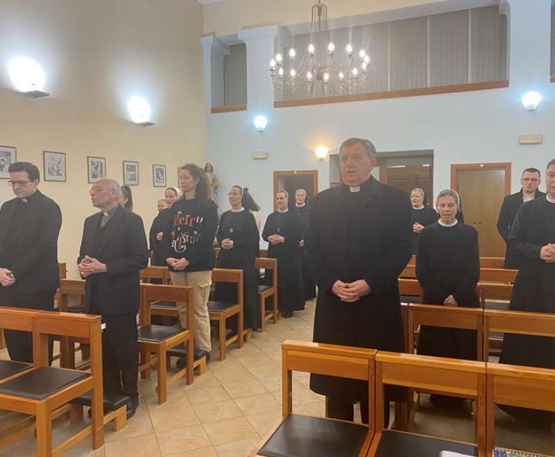 Božićna posjeta nadbiskupa Tome Vukšića i Apostolskog Nuncija BiH sestrama i djeci u SDE-u