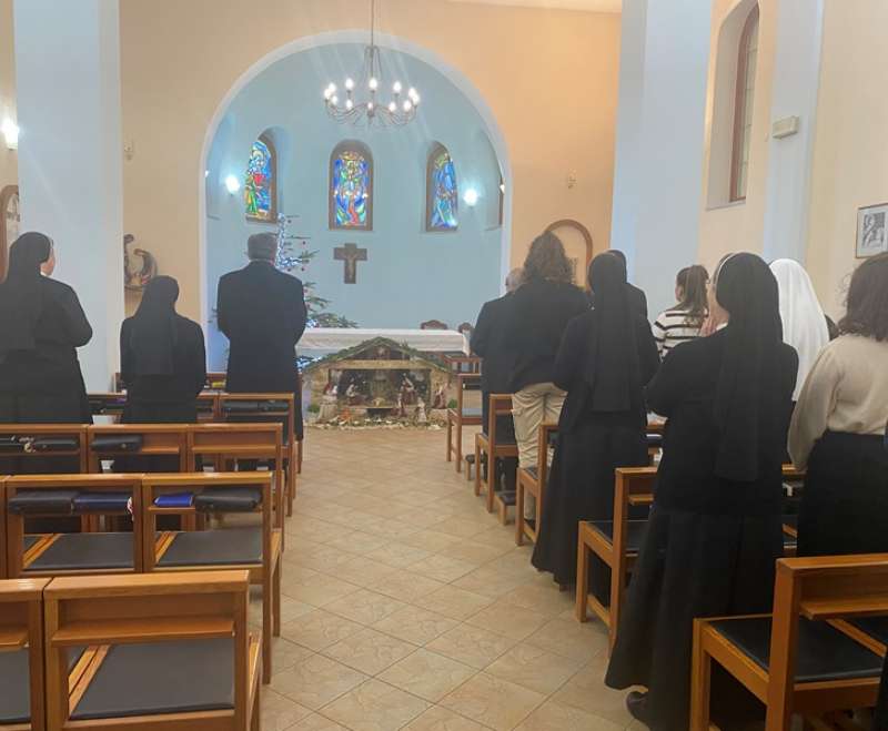 Božićna posjeta nadbiskupa Tome Vukšića i Apostolskog Nuncija BiH sestrama i djeci u SDE-u