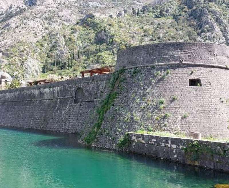Uskrsni Emaus u zaljev hrvatskih svetaca Boke Kotorske