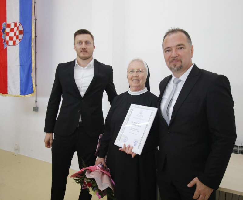 Nagrada  općine Šestanovac  sestri  M. Danki