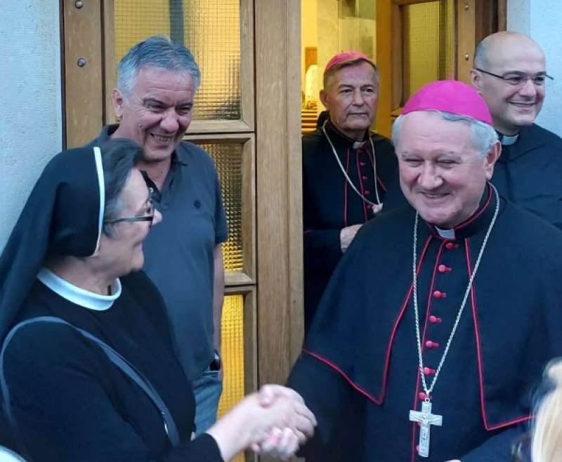 „ Različiti su darovi a isti Duh; različite službe a isti Gospodin „(1 Kor 12,4)