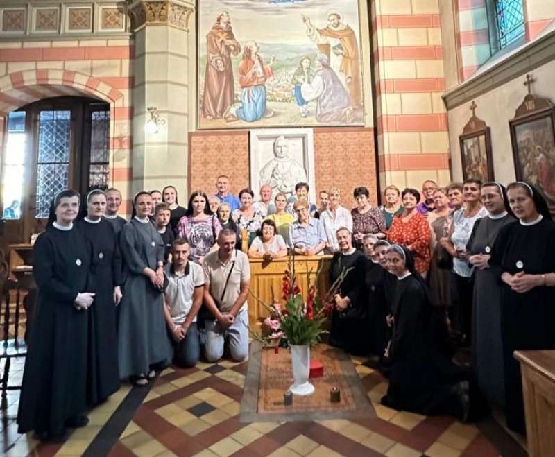 Hodočasnici iz Viteza na grobu oca Utemeljitelja sl. B. Josipa Stadlera