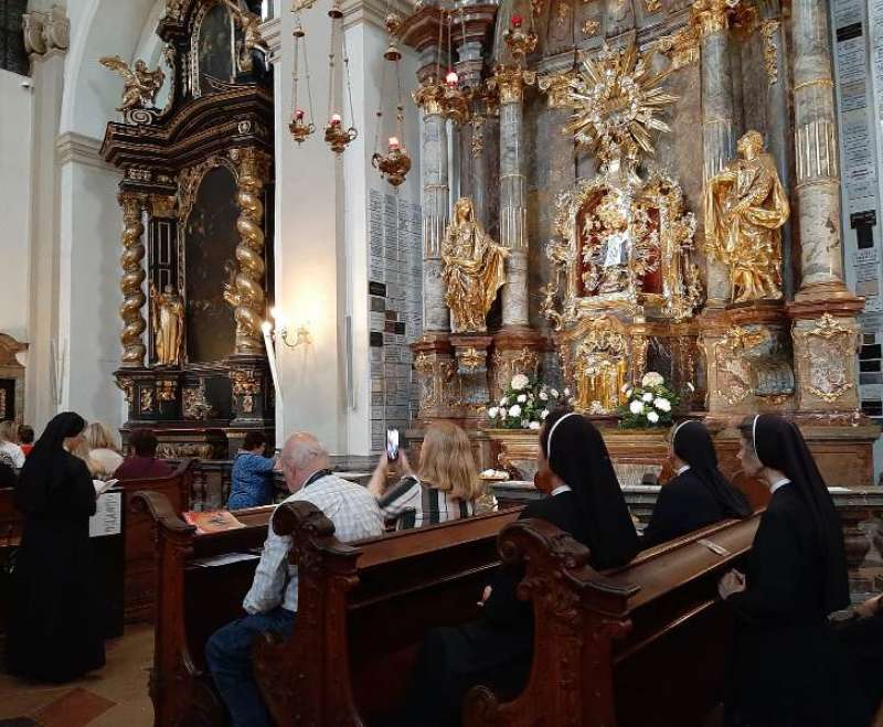 Sestre Služavke Malog Isusa i Prijatelji Malog Isusa hodočastili u svetište Malog Isusa u Prag