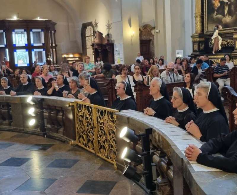 Sestre Služavke Malog Isusa i Prijatelji Malog Isusa hodočastili u svetište Malog Isusa u Prag
