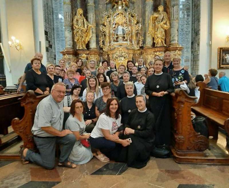 Sestre Služavke Malog Isusa i Prijatelji Malog Isusa hodočastili u svetište Malog Isusa u Prag