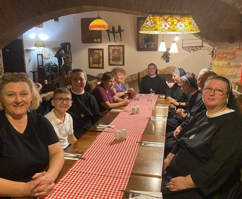 Sestre Služavke Malog Isusa i Prijatelji Malog Isusa hodočastili u svetište Malog Isusa u Prag