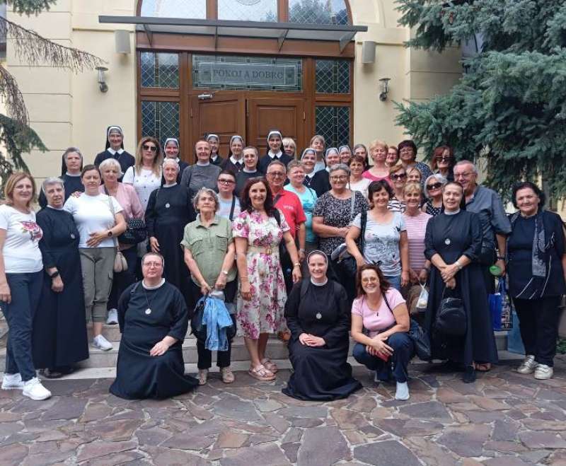 Sestre Služavke Malog Isusa i Prijatelji Malog Isusa hodočastili u svetište Malog Isusa u Prag