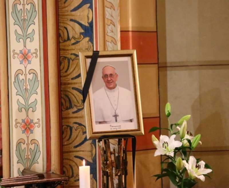 Nuncij Chullikatt u sarajevskoj katedrali predvodio misu zadušnicu za papu Franju