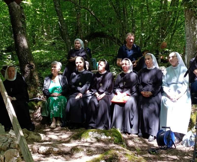 Služavke Maloga Isusa na 35. Spomen – pohodu i molitvi za žrtve Jazovke