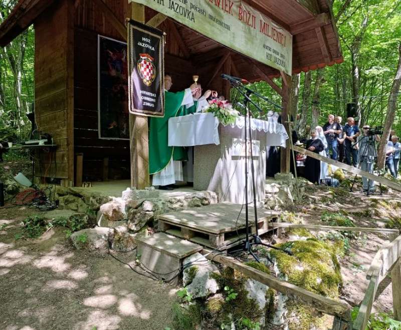 Služavke Maloga Isusa na 35. Spomen – pohodu i molitvi za žrtve Jazovke