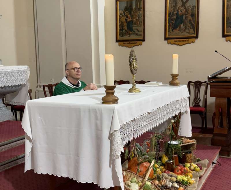 Prateći hodočasnike s Presvetim Oltarskim Sakramentom Prateći hodočasnike s Presvetim Oltarskim Sakramentom