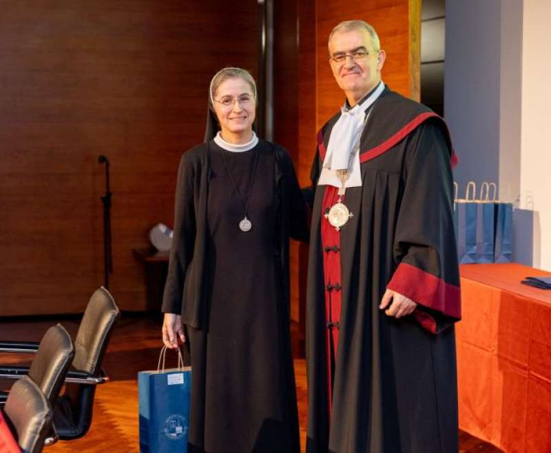 “Plod joj dajte ruku njezinih i neka je na Vratima hvale djela njezina!”