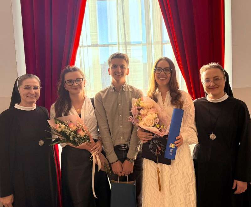 “Plod joj dajte ruku njezinih i neka je na Vratima hvale djela njezina!”