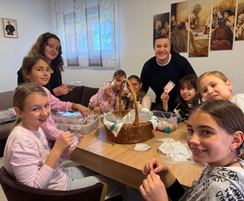 Medenjacima gradimo Jaslice Malog Isusa