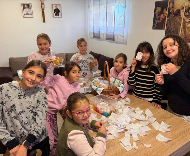 Medenjacima gradimo Jaslice Malog Isusa Medenjacima gradimo Jaslice Malog Isusa