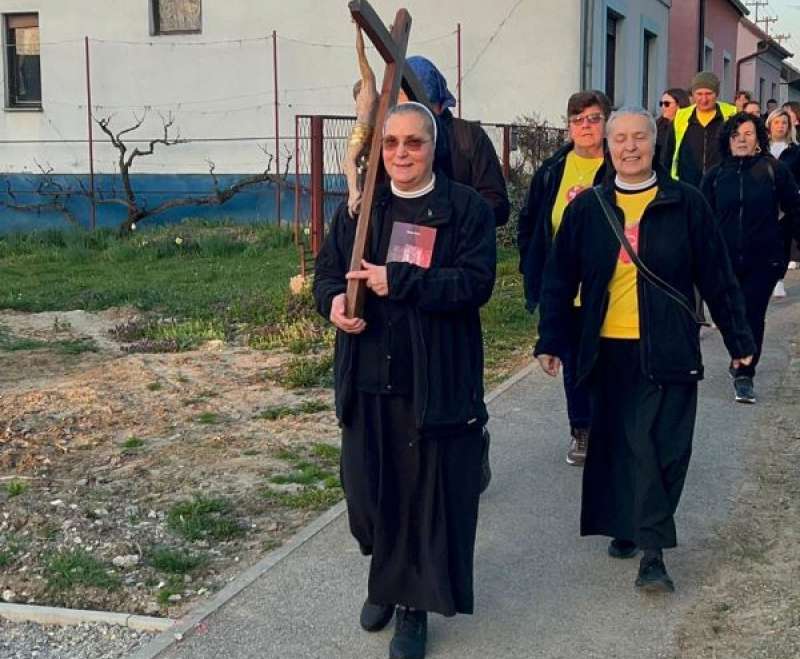 Preko stotinu hodočasnika na putu molitve sa sestrama Služavkama Malog Isusa
