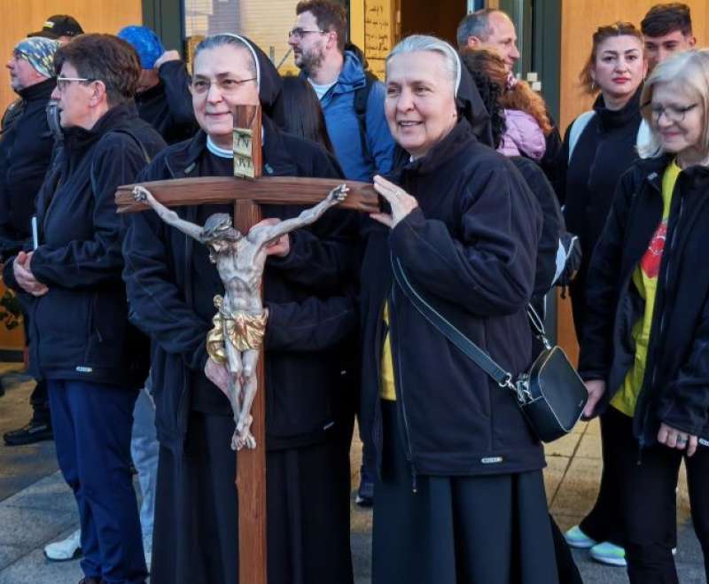 Preko stotinu hodočasnika na putu molitve sa sestrama Služavkama Malog Isusa