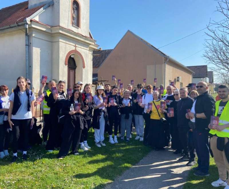 Preko stotinu hodočasnika na putu molitve sa sestrama Služavkama Malog Isusa