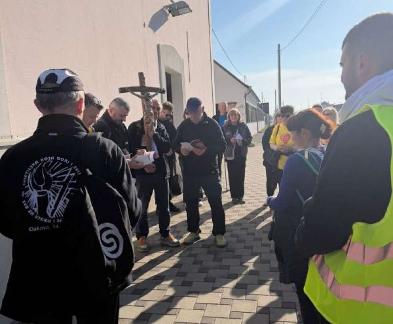 Preko stotinu hodočasnika na putu molitve sa sestrama Služavkama Malog Isusa