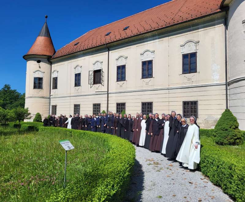 Urastanje u zajednicu pod vidom izazova današnjice: mediji i početni odgoj