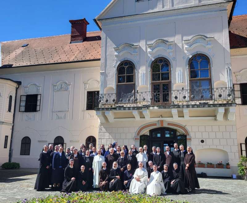 Urastanje u zajednicu pod vidom izazova današnjice: mediji i početni odgoj