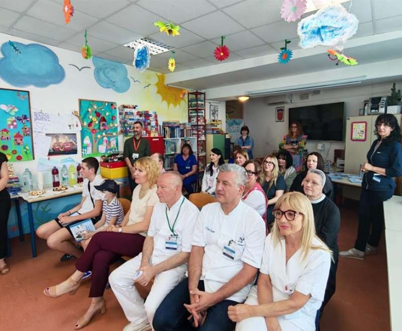 Na Klinici za pedijatriju predstavljena slikovnica „Prijatelj malog Isusa“ Na Klinici za pedijatriju predstavljena slikovnica „Prijatelj malog Isusa“